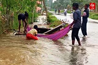 சாலையில் பெருக்கெடுத்து ஓடும் வெள்ள நீரில்..மீன்பிடிக்கும் சிறுவர்கள்