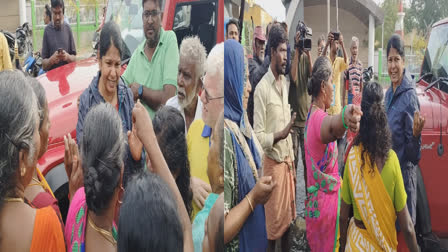 People besieged kanimozhi vehicle