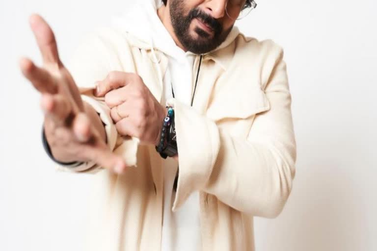 బస్సుల్లో లిప్ స్టిక్‌లు సేల్- సింగిల్ రూమ్ లో జీవనం- కట్ చేస్తే ...