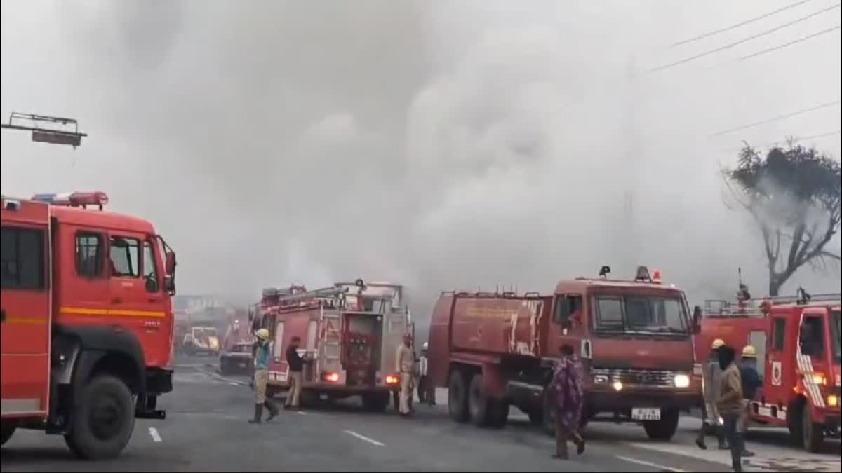 JAIPUR AJMER ROAD ACCIDENT  JAIPUR PETROL PUMP ACCIDENT  ജയ്‌പൂരില്‍ വാഹനാപകടം അഗ്നിബാധ  പെട്രോള്‍ പമ്പിന് സമീപം അപകടം