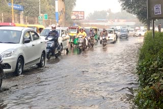 बीआरटी रोड के पास पानी की पाइपलाइन फटने से जलभराव