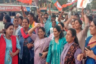 CT RAVI'S RELEASE: BJP ACTIVISTS CELEBRATE BY BURSTING CRACKERS AND DISTRIBUTING SWEETS