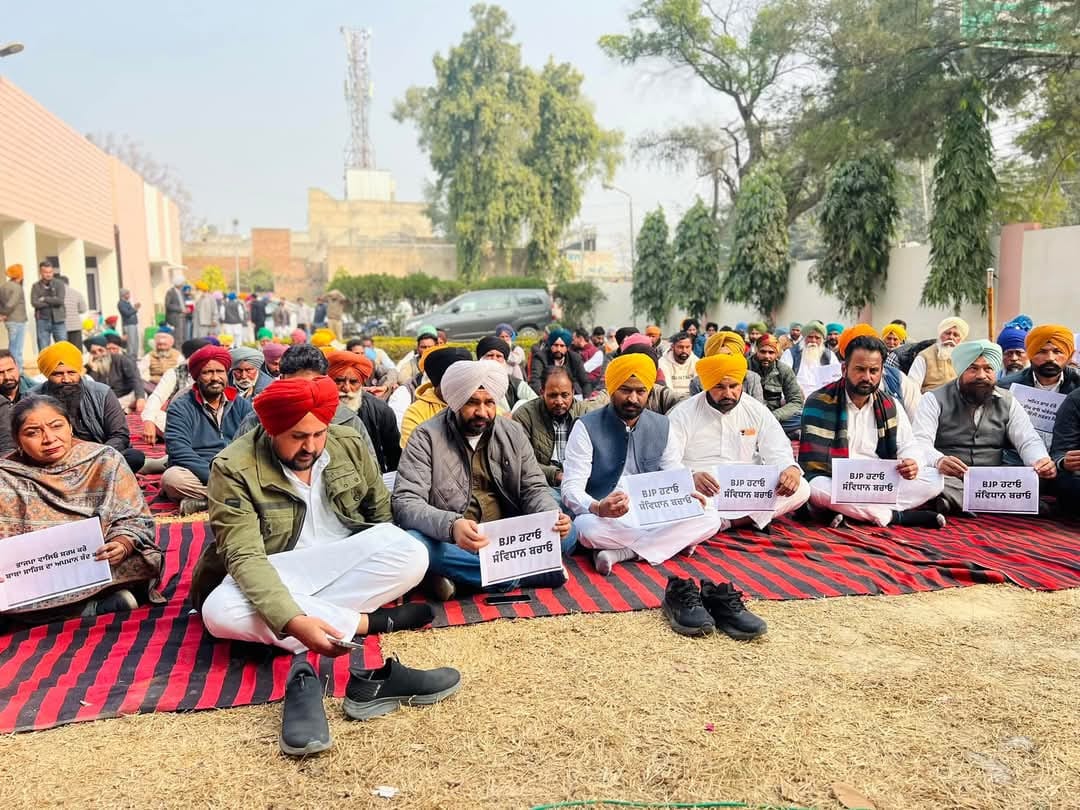 AAP protests against the central government in protest against the Home Minister's comment on Dr. Ambedkar.