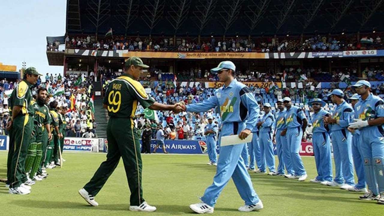 Pakistan captain Waqar Younis and Indian captain Sourav Ganguly shake hands before their 2003 World Cup match at Centurion.