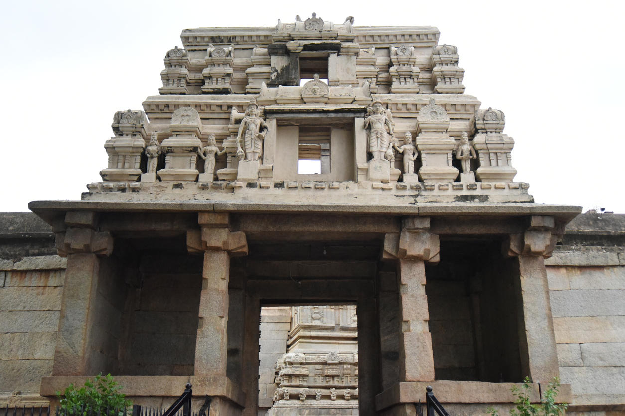 the mystery behind the hanging pillar,  hanging pillar of Veerabhadra temple of Lepakshi,  ବୀରଭଦ୍ର ମନ୍ଦିରର ଝୁଲା ସ୍ତମ୍ଭ,  ଲେପକ୍ଷୀ ଆନ୍ଧ୍ରପ୍ରଦେଶ, କାହାଣୀ ଓ କିମ୍ବଦନ୍ତୀ, ଅଜଣା କଥା, unknown facts