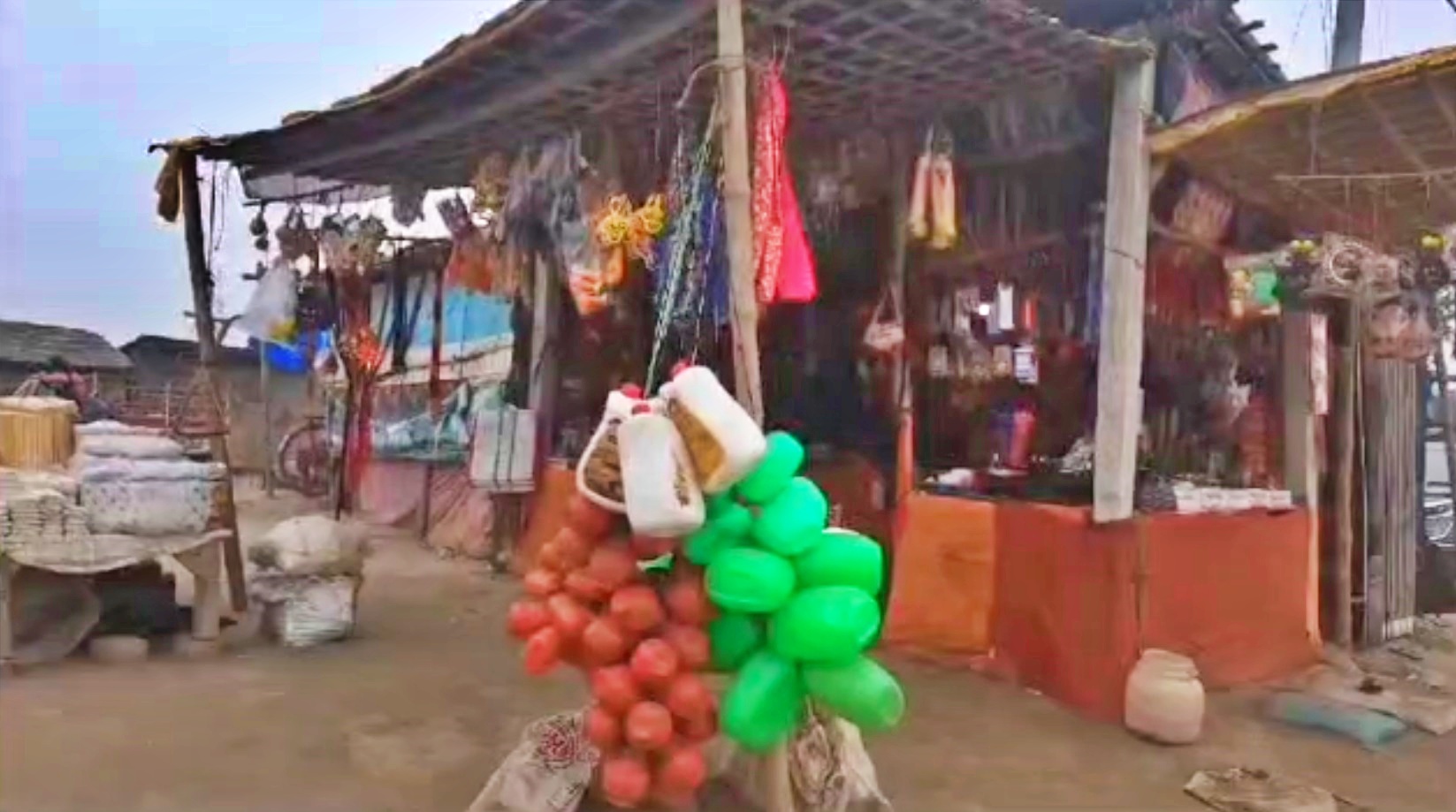 अयोध्या गावं में ठाकुरबाड़ी के बाहर लगी दुकानें