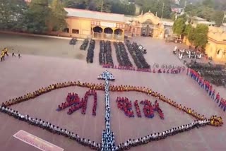 Gurukul students in Surat created a human chain of Shriram and Dhanush