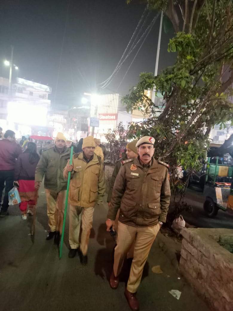 प्राण प्रतिष्ठा समारोह से एक दिन पहले रविवार रात को दिल्ली पुलिस ने अलग-अलग इलाकों में फुटपेट्रोलिंग किया.