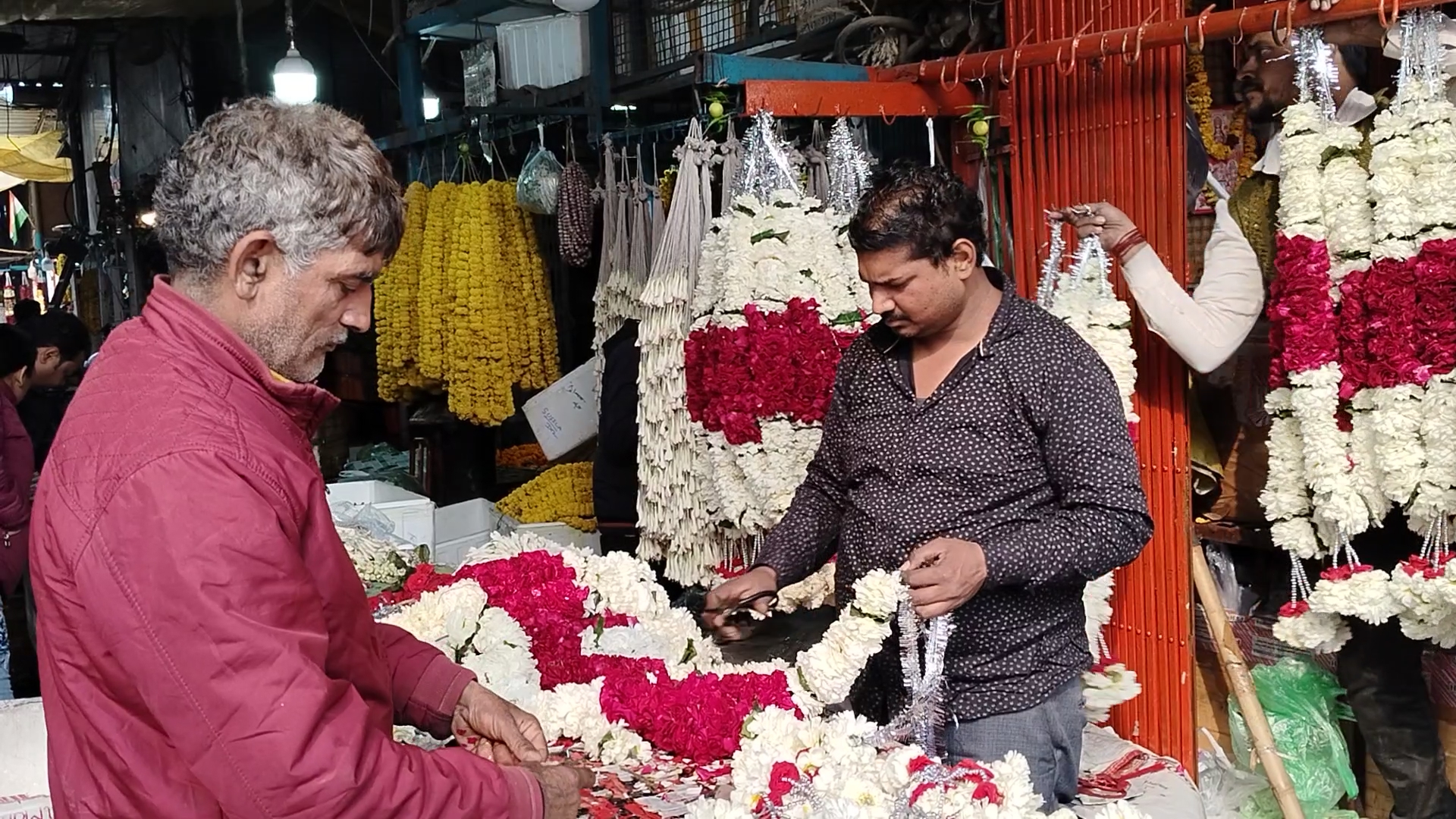 गाजीपुर मंडी से भेजी गई कट फ्लावर से मंदिर की बॉउंड्री बनेगी.