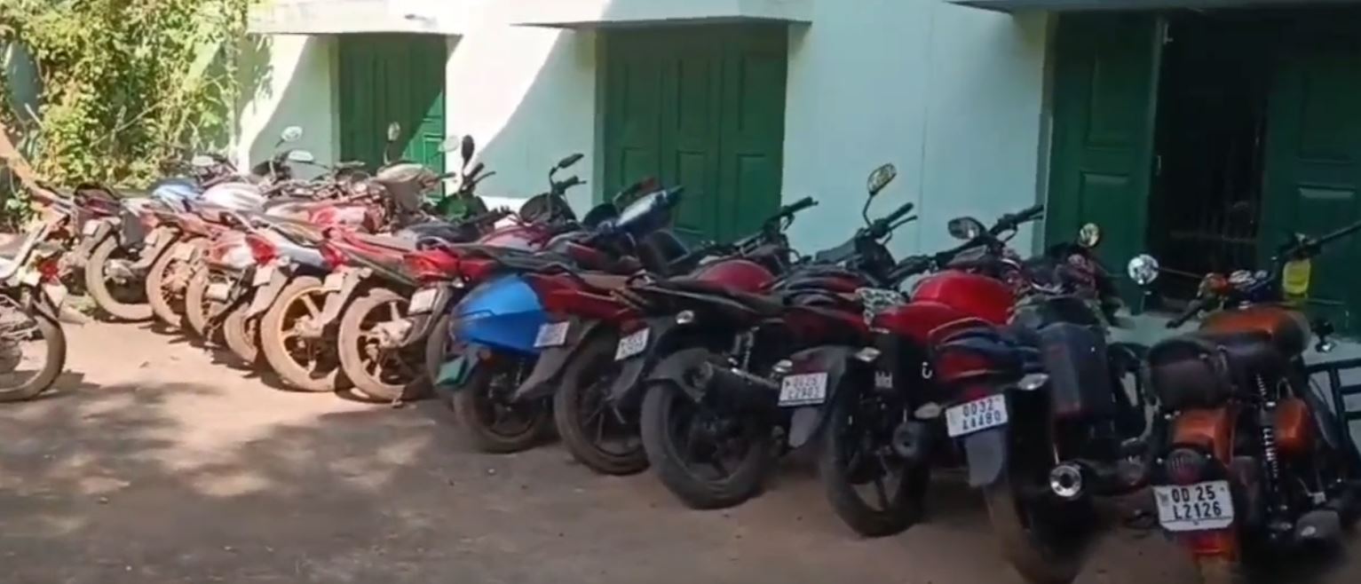 Police raid on Gambling den in Nayagarh