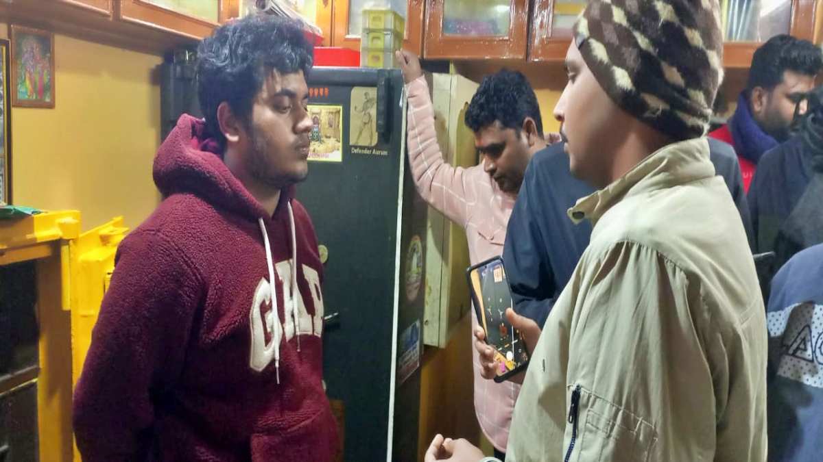 पीड़ित दुकारदार से पूछताछ करती पुलिस