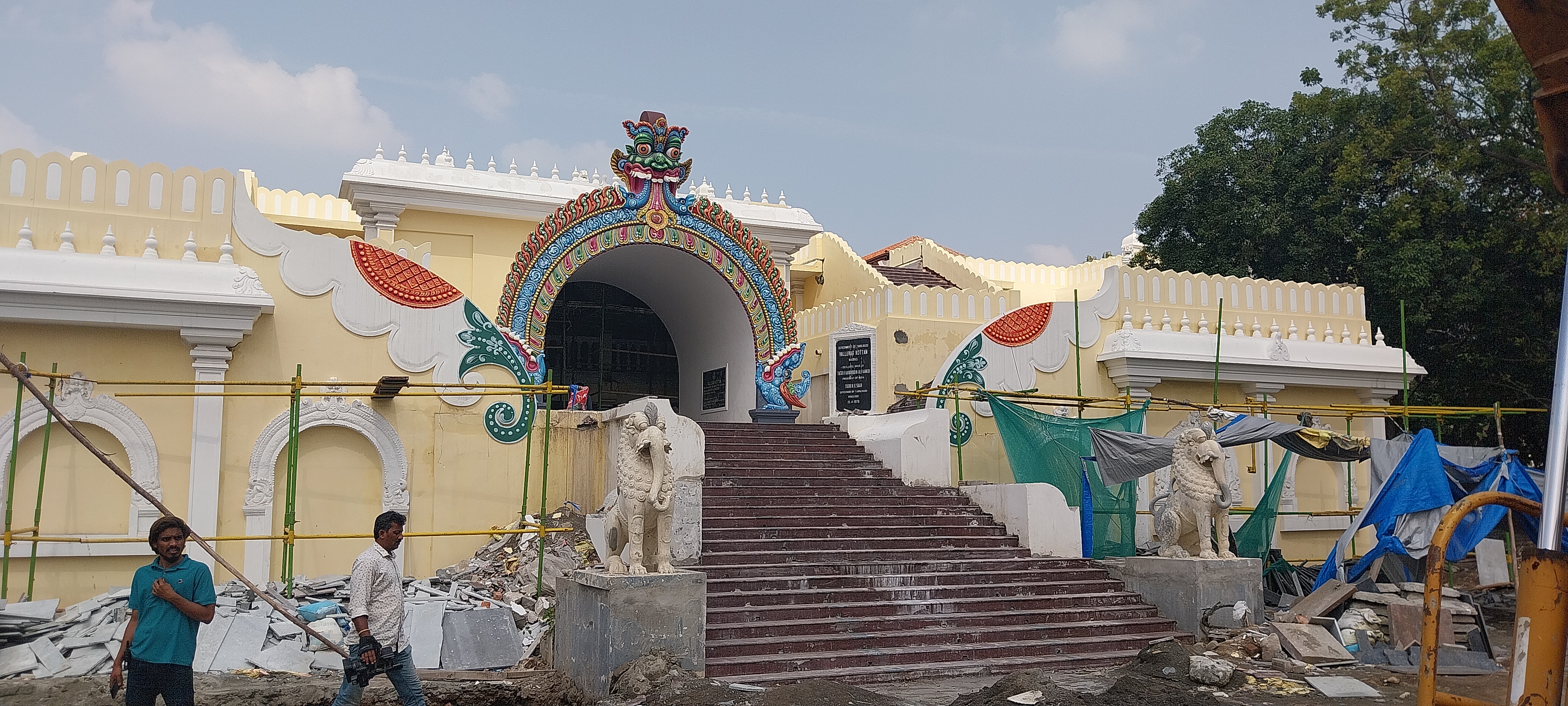 வள்ளுவர் கோட்டத்தில் புனரமைப்புப் பணிகள்