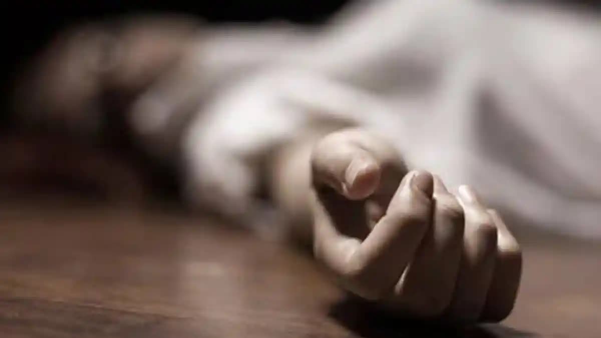 Woman Throws Two Daughters  നോയിഡയിൽ യുവതി ആത്മഹത്യ ചെയ്‌തു  suicide in Noida  യുവതിയുടെ ആത്മഹത്യ