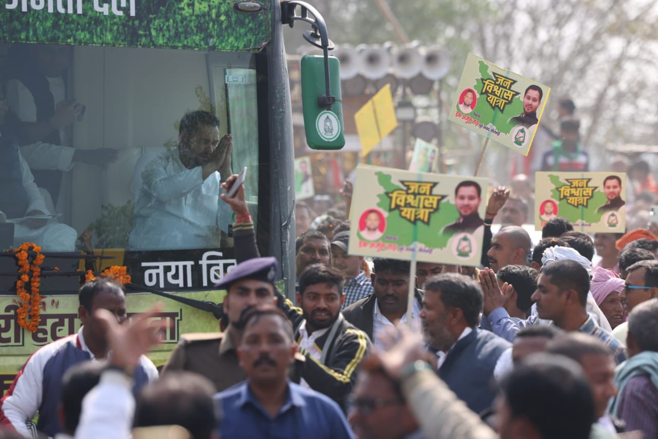 लोगों का अभिवादन करते तेजस्वी यादव.