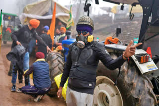 Farmers equip themselves to face police tear gas as they march to Shambhu border on Feb 21 (AP Photo)