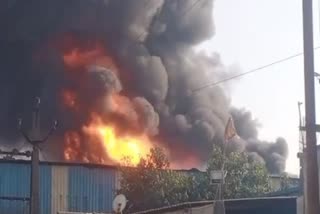मेरठ की केमिकल फैक्ट्री में भीषण आग: एक के बाद एक कई धमाके, कारखाना मालिक झुलसा