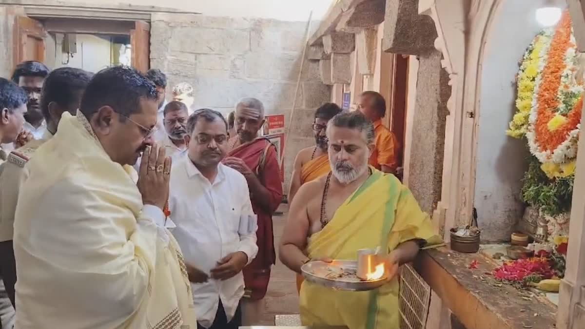 YATNAL VISITS CHAMUNDESHWARI TEMPLE