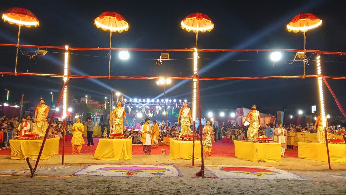 yamuna-maha-aarti-like-kashi-agra-taj-mahotsav-2025-belanganj-yamuna-banks