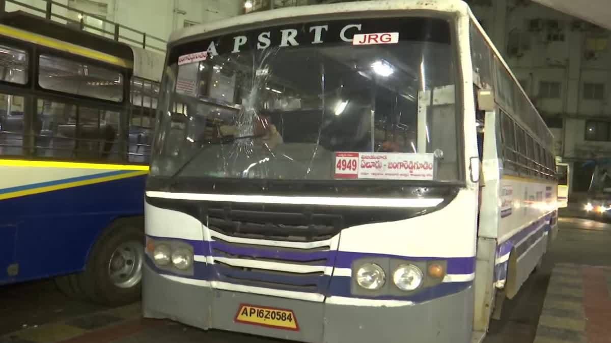 విజయవాడలో ప్లాట్‌ఫామ్‌పైకి దూసుకెళ్లిన ఆర్టీసీ బస్సు - సీసీటీవీ విజువల్స్