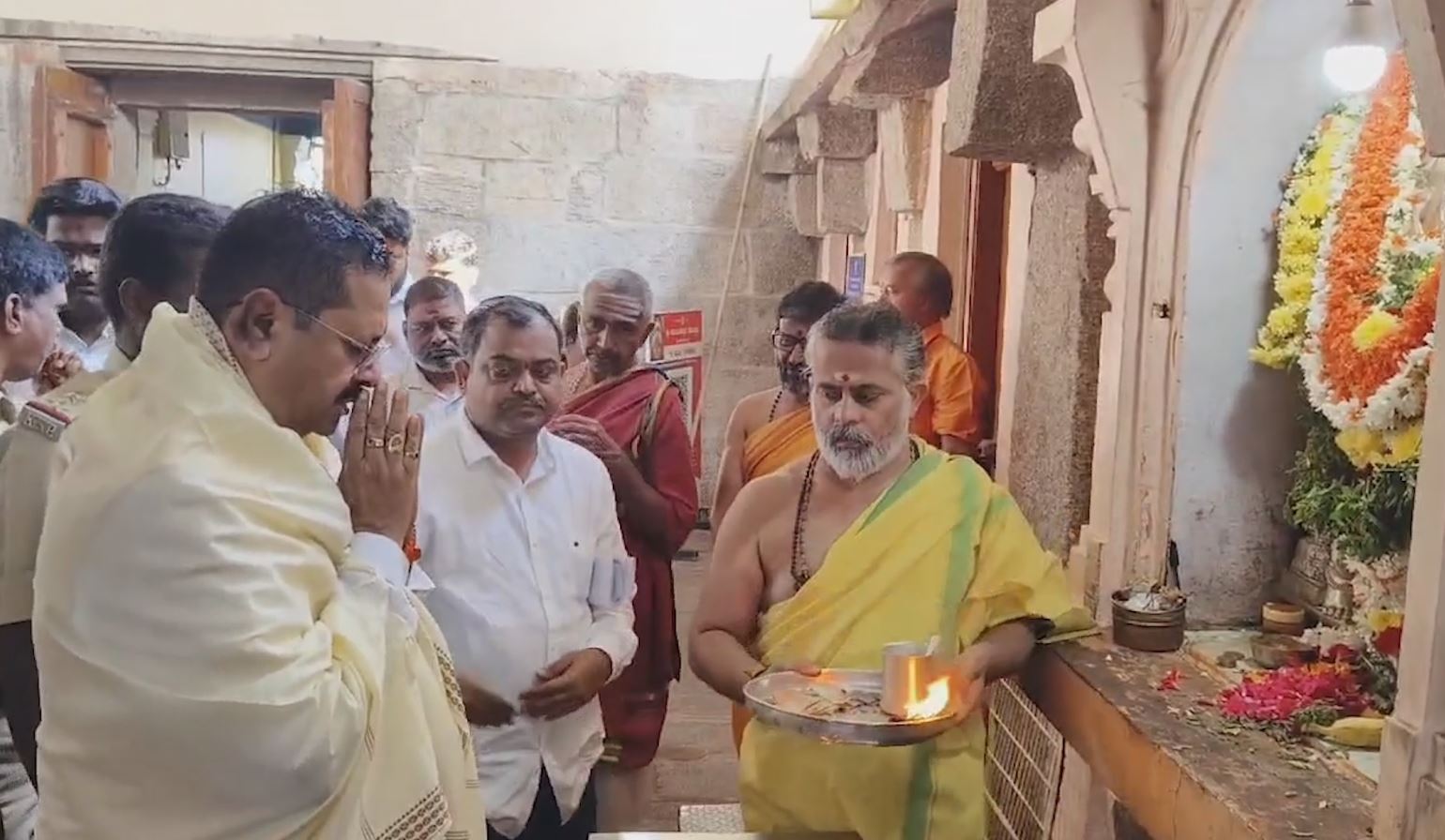 YATNAL VISITS CHAMUNDESHWARI TEMPLE