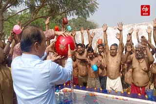 प्रदेश की जेलों में बंद कैदियों को संगम के जल से कराया गया स्नान.