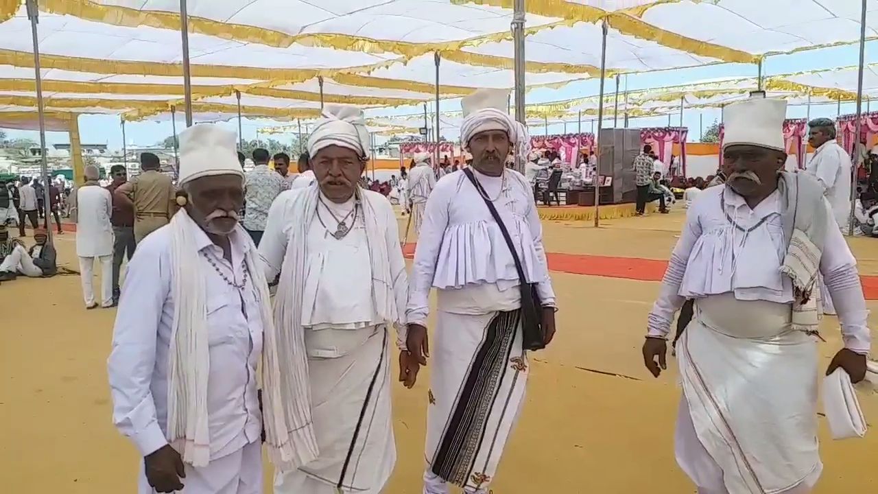 અનેક રીતે અલગ પડે છે ચારણ-ગઢવી સમાજ