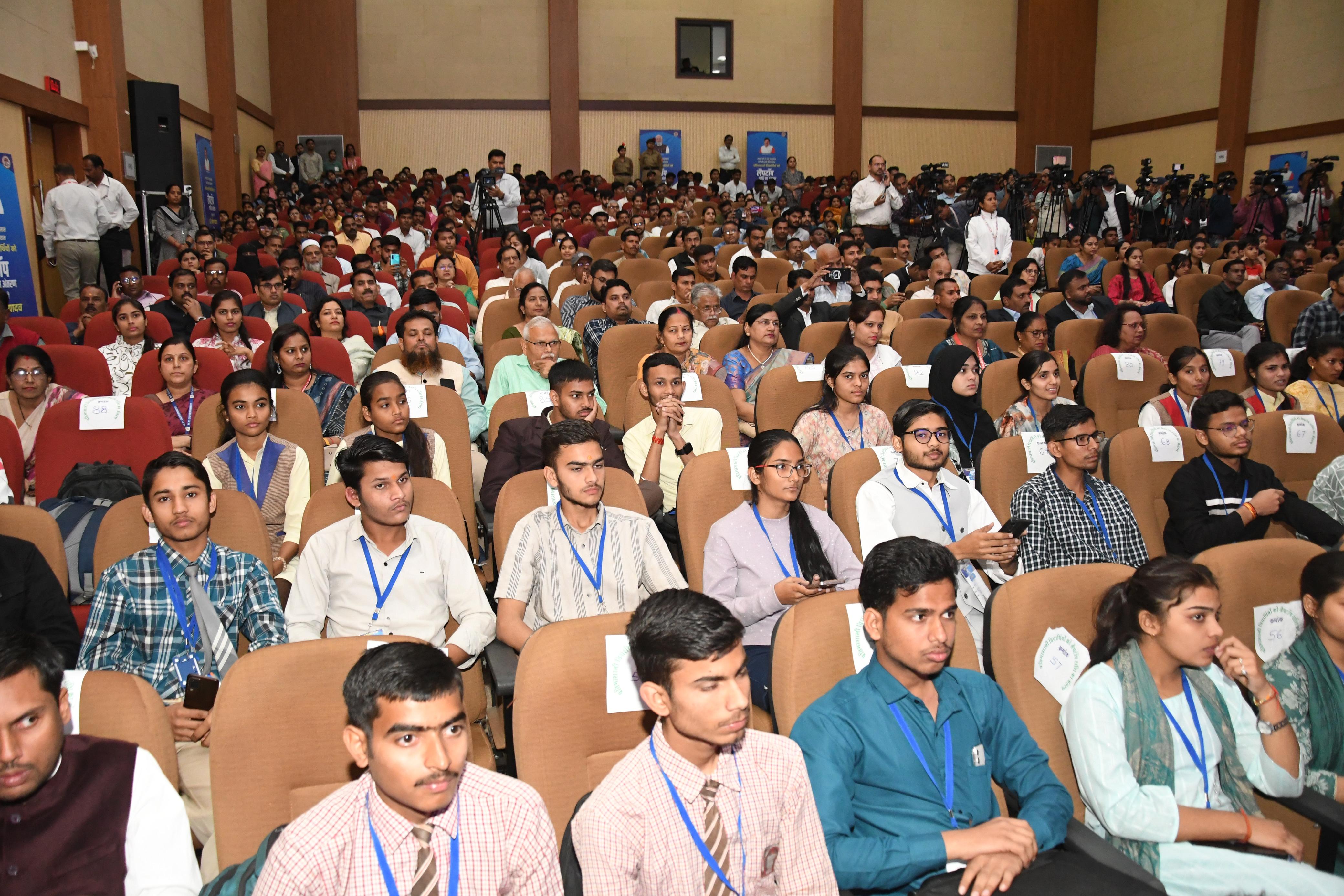 mohan yadav laptop gift students