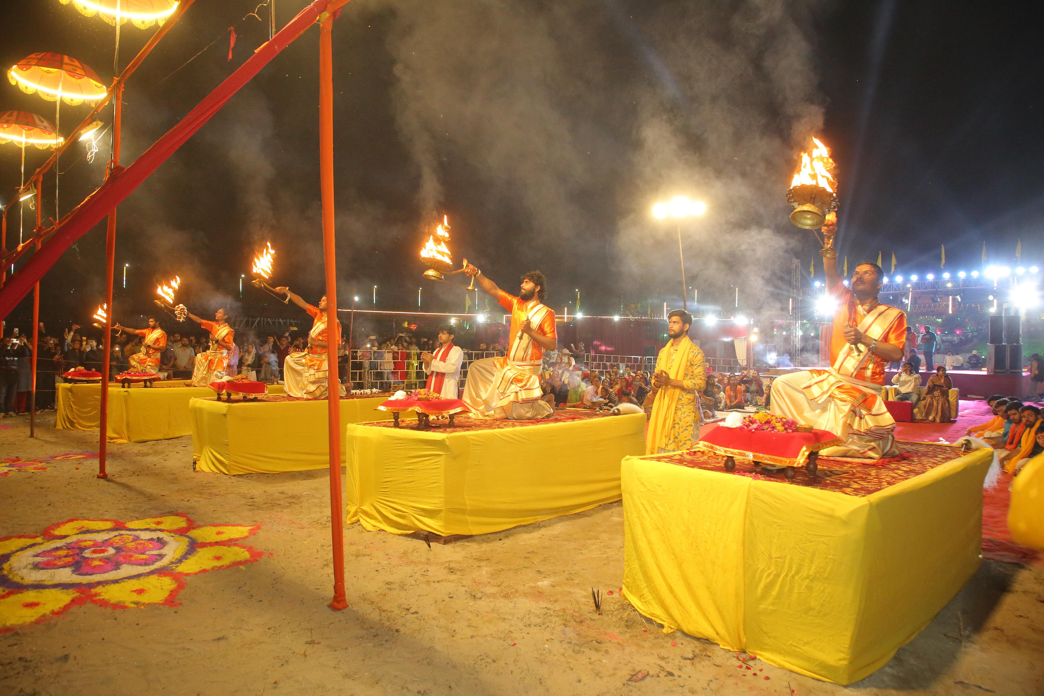 yamuna-maha-aarti-like-kashi-agra-taj-mahotsav-2025-belanganj-yamuna-banks