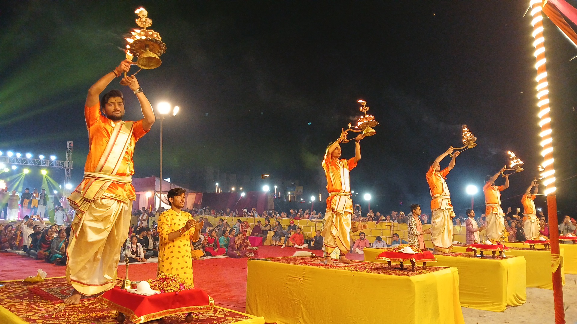 yamuna-maha-aarti-like-kashi-agra-taj-mahotsav-2025-belanganj-yamuna-banks