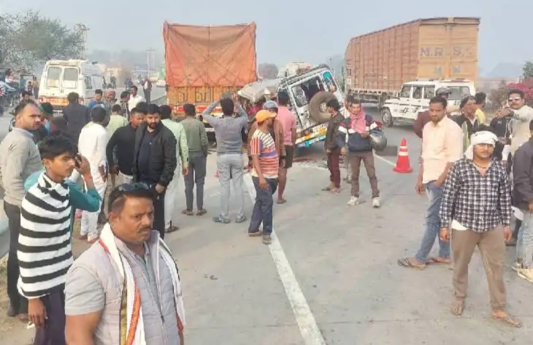 Car collides with truck Karnataka 5 devotees dead 6 injured Uttar Pradesh Varanasi accident