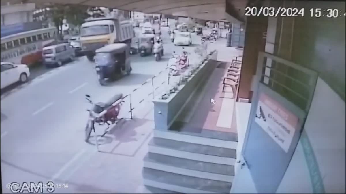 thiruvananthapuram tipper accident  scooter passenger died  tipper lorry hit to bike  tipper lorry accident