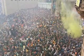 Crowd of devotees in Masan Holi