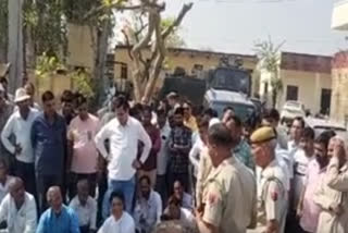 illagers surrounded Shahjahanpur police station in bahror kotputali district