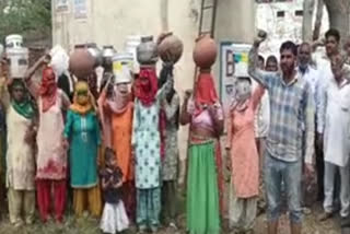 Demonstration by breaking pots of villagers troubled by water problem in bahror district