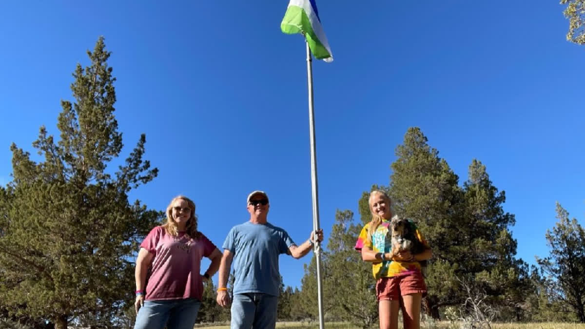 This is the smallest country in the world? Its name is Republic of Molossia, see the pictures of this country