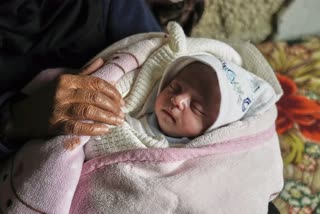 غزہ: قدرت کا کرشمہ، ایک ماہ کی بچی کو عمارت کے ملبے سے زندہ نکالا گیا