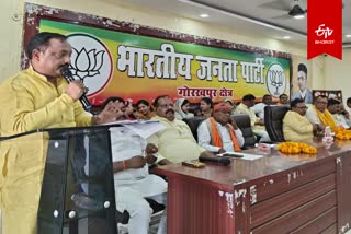 भाजपा की बैठक को संबोधित करते वक्ता.