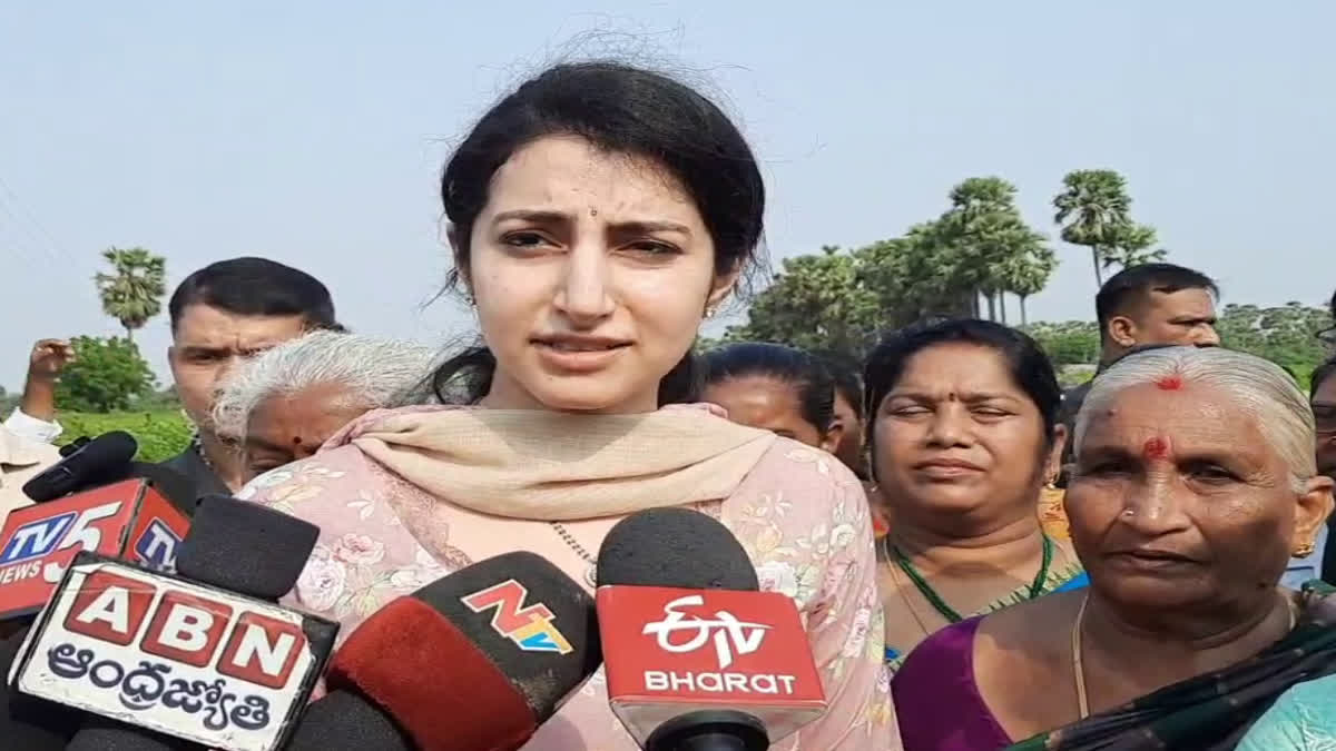 Lokesh Wife Nara Brahmani Meet with Women Workers