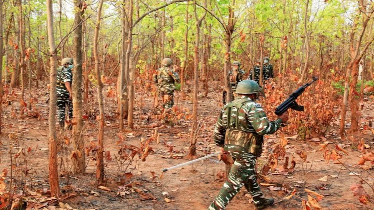 ENCOUNTER WITH SECURITY FORCES  NAXAL ATTACK CHHATTISGARH  ENCOUNTER UNDERWAY IN BIJAPUR  ഏറ്റുമുട്ടലിൽ നക്‌സൽ കൊല്ലപ്പെട്ടു