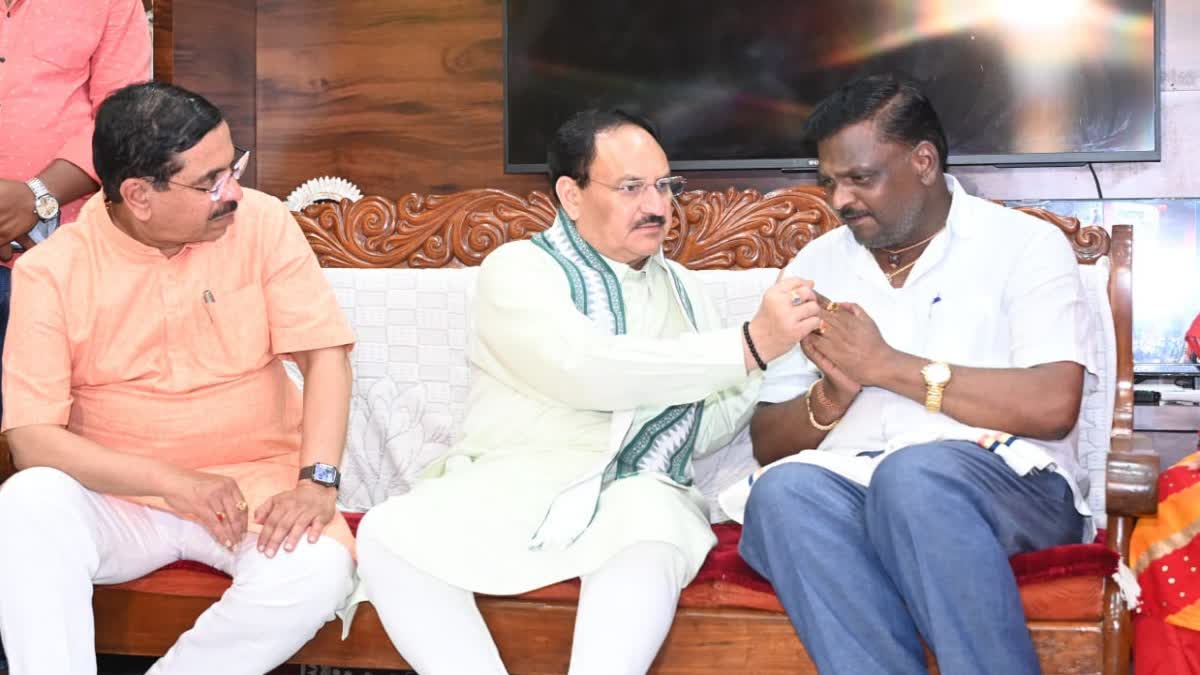 bjp-president-jp-nadda-visits-neha-hiremath-house-and-consoled-parents