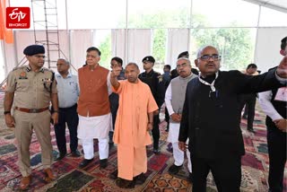 पीएम मोदी के आगमन की तैयारियां परखते सीएम योगी.