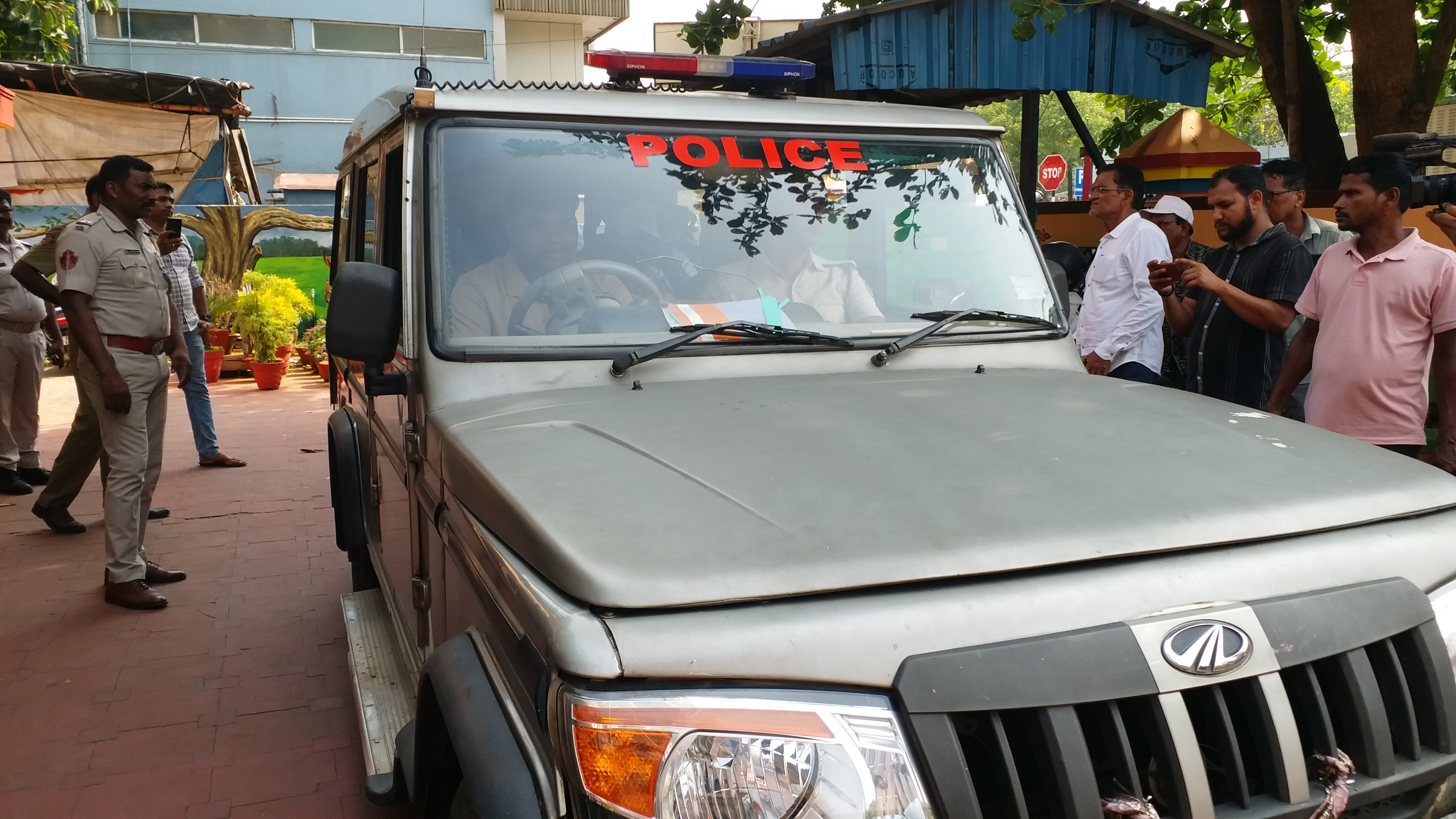 छापेमारी करने पहुंची पुलिस टीम