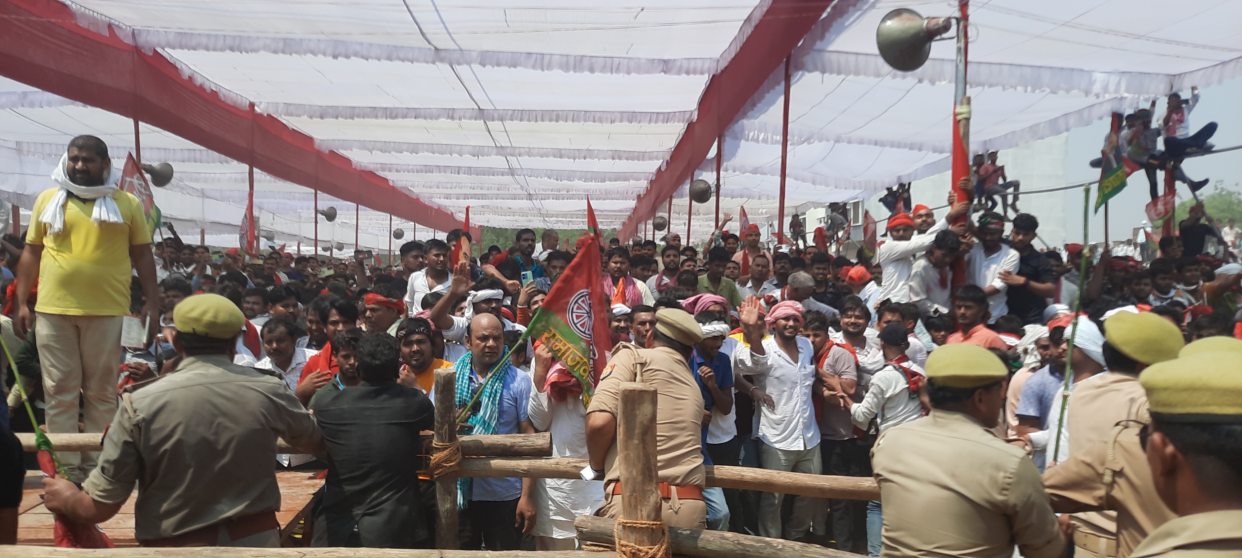 AKHILESH YADAV MEETING IN AZAMGARH  AKHILESH PUBLIC MEETING CONFLICT  അഖിലേഷ് യാദവ് പൊതുയോഗം കല്ലേറ്  അഖിലേഷ് യാദവ് സമാജ്‌വാദി പാര്‍ട്ടി