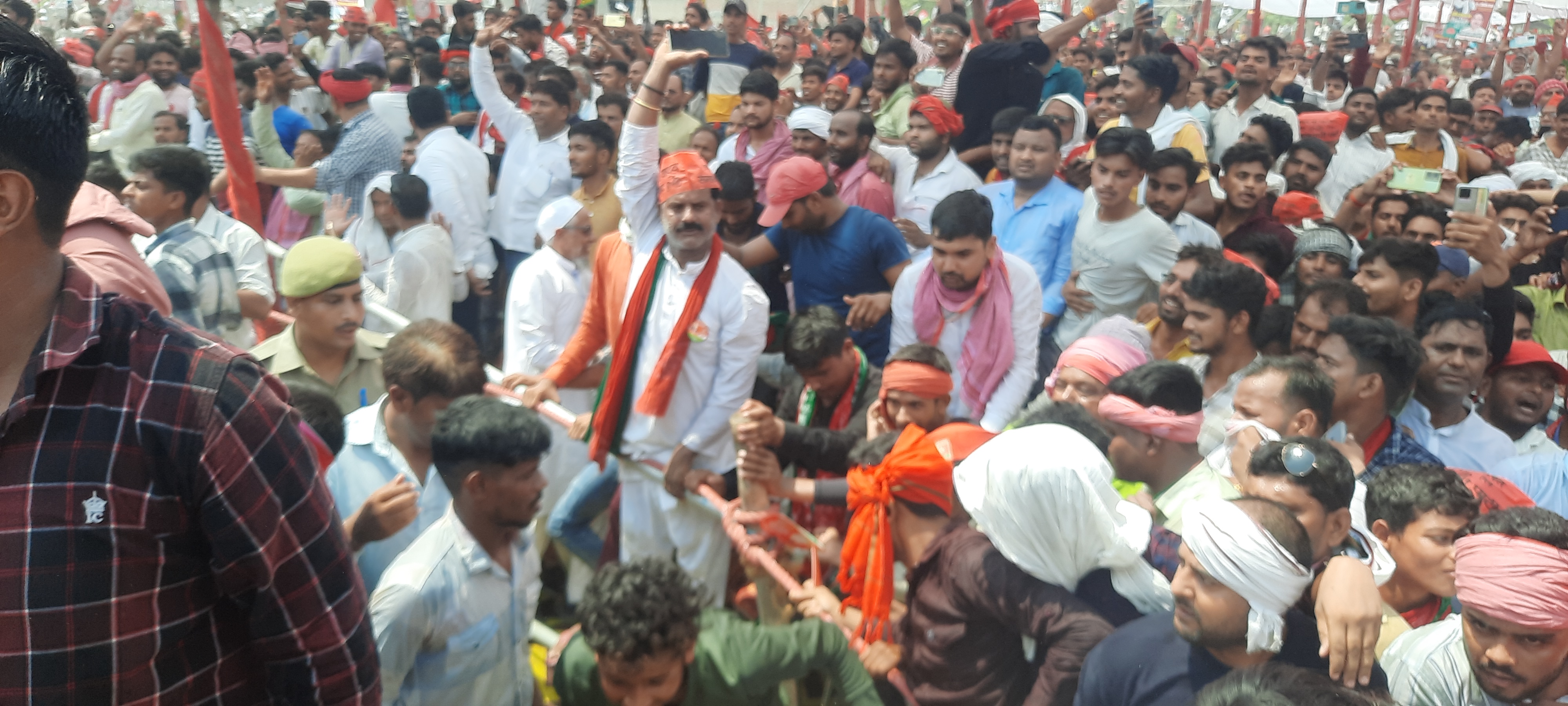 AKHILESH YADAV MEETING IN AZAMGARH  AKHILESH PUBLIC MEETING CONFLICT  അഖിലേഷ് യാദവ് പൊതുയോഗം കല്ലേറ്  അഖിലേഷ് യാദവ് സമാജ്‌വാദി പാര്‍ട്ടി