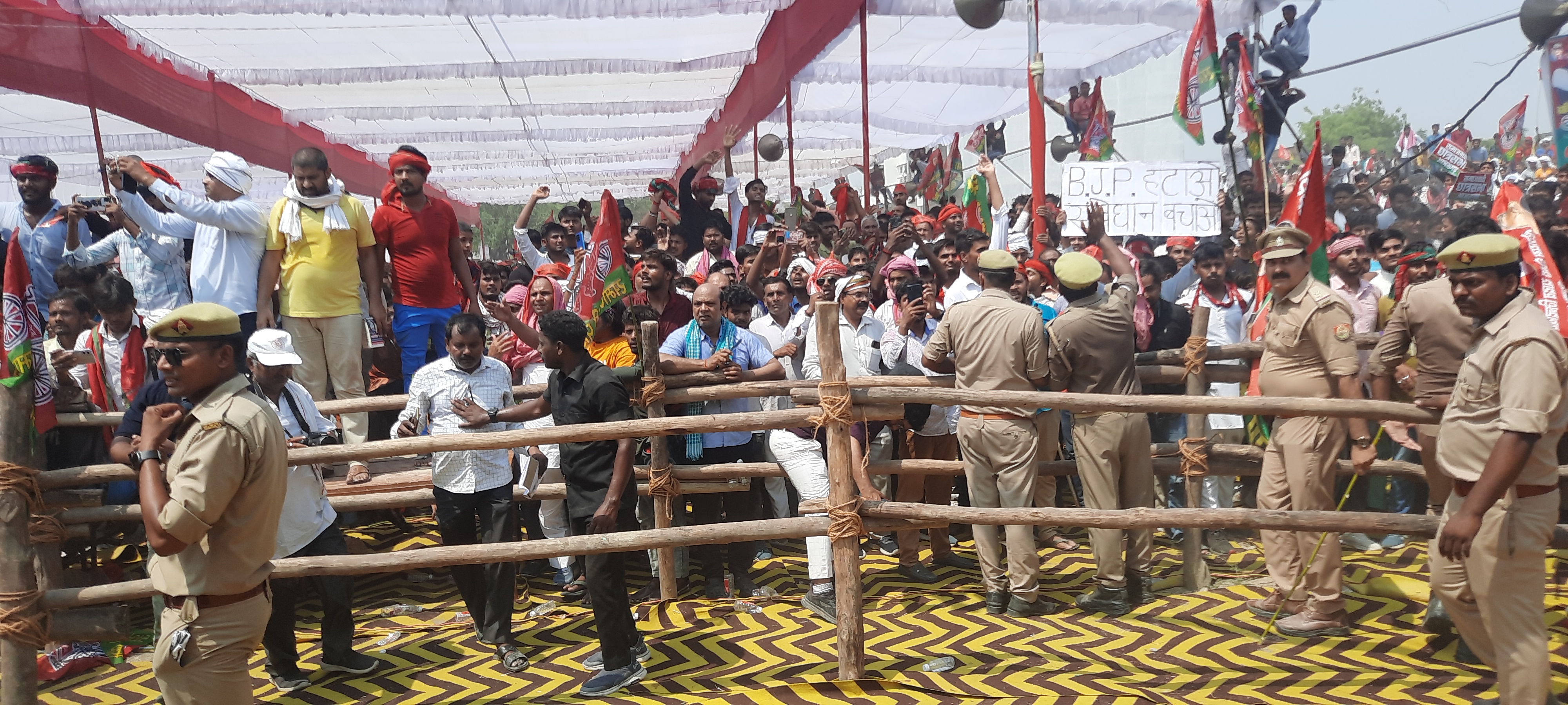 AKHILESH YADAV MEETING IN AZAMGARH  AKHILESH PUBLIC MEETING CONFLICT  അഖിലേഷ് യാദവ് പൊതുയോഗം കല്ലേറ്  അഖിലേഷ് യാദവ് സമാജ്‌വാദി പാര്‍ട്ടി