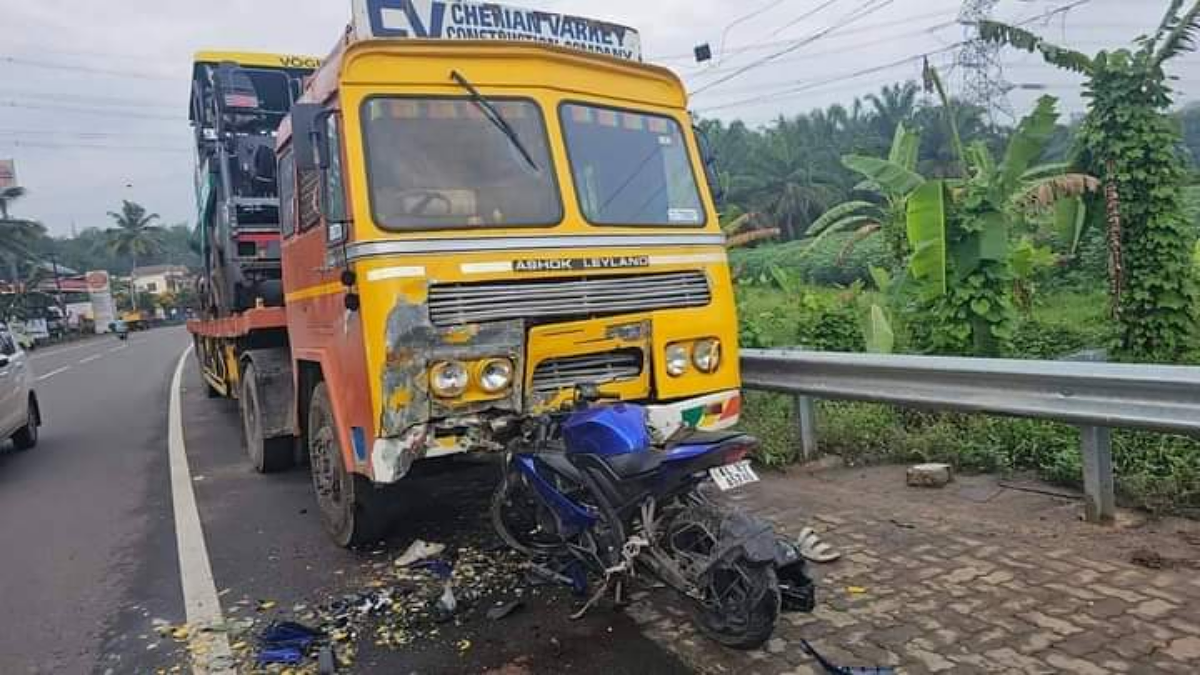 BIKE ACCIDENT PATHANAMTHITTA  TWO YOUTHS DIED  BIKE ACCIDENT WITH KSRTC BUS  ബൈക്കി ലോറിയുമായി കൂട്ടിയിടിച്ചു