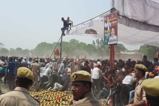 Police Resort To Lathi-Charge As Chaos Erupts At Akhikesh Yadav's Meeting in Azamgarh