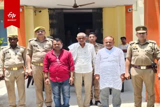 पुलिस की गिरफ्त में धोखाधड़ी के आरोपी.