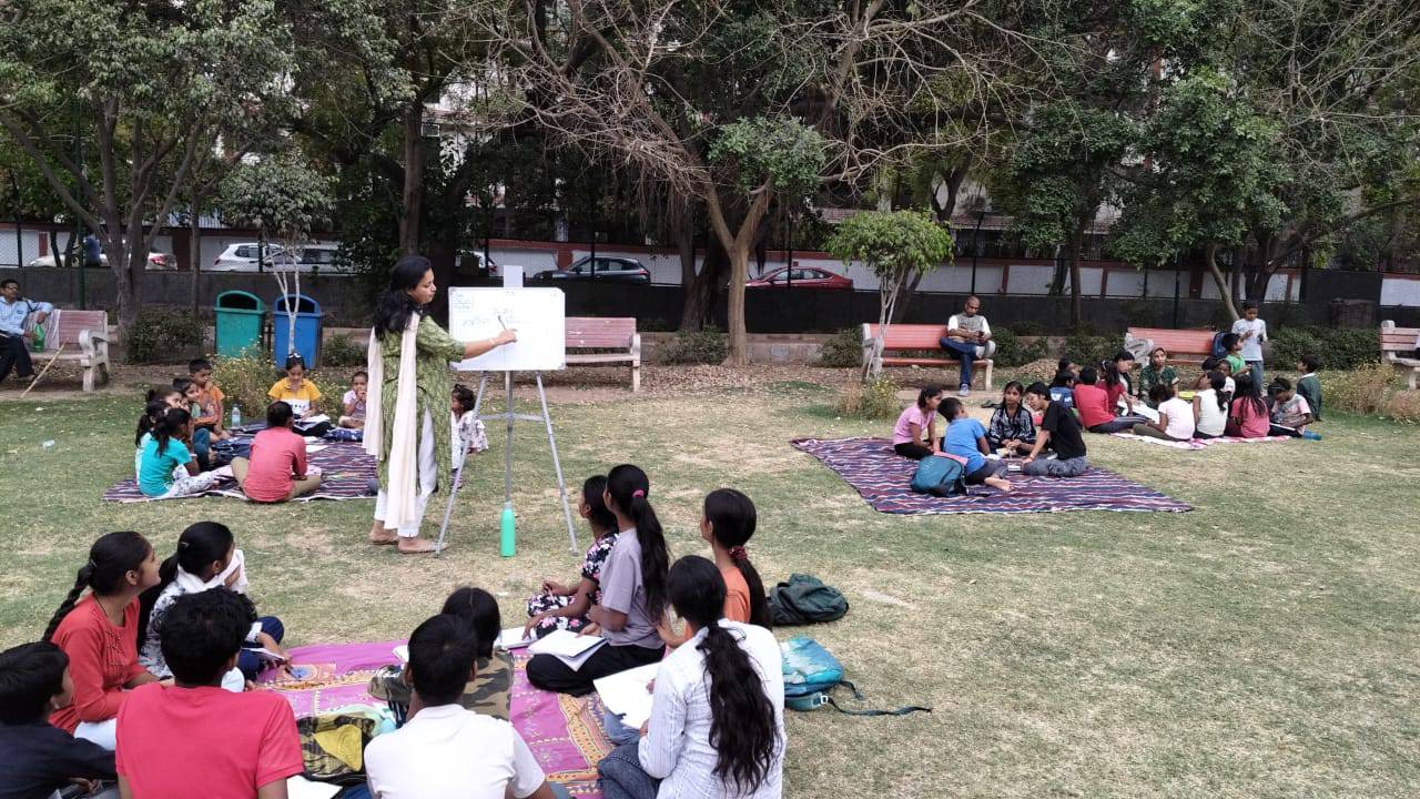 Delhi's Unique School In Park Where Kids Learn For Free, Kudos To The Teacher, Namita Choudhury