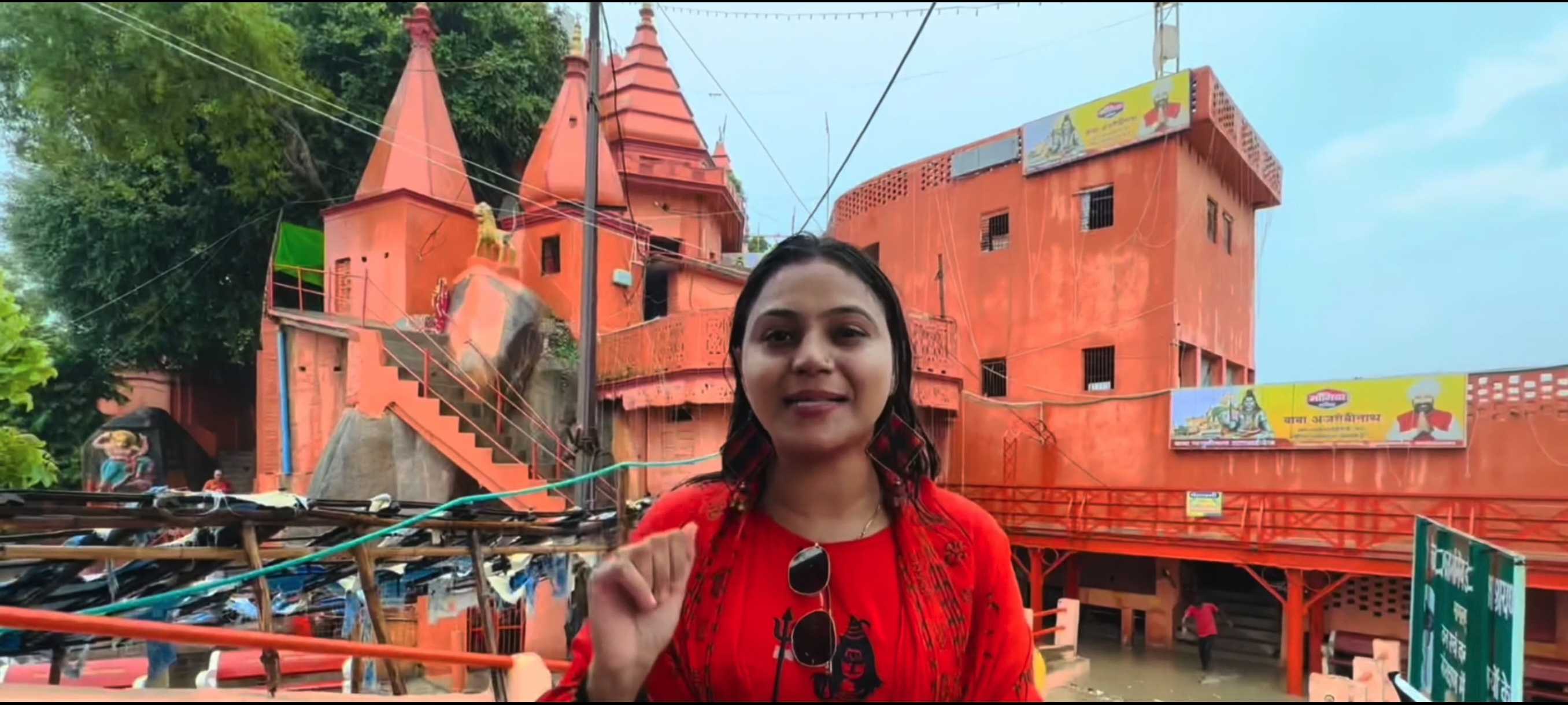 ಬಿಹಾರದ ಅಜೈಬಿನಾಥ್ ದೇವಾಲಯದ ಮುಂದೆ ಜ್ಯೋತಿ
